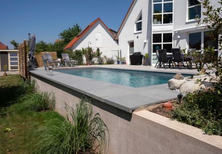 Pool mit kleinem Wasserfall