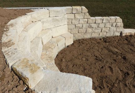 Natursteinmauer im Bau