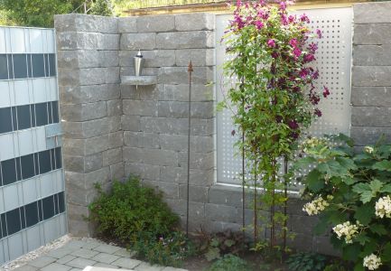 Steinwand mit Stahlgitter Sichtschutz