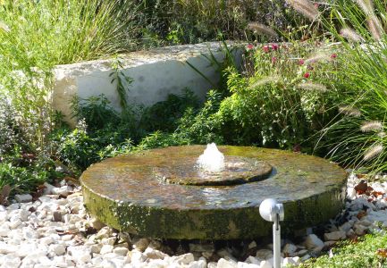 Steinfontäne in Gartengewässer