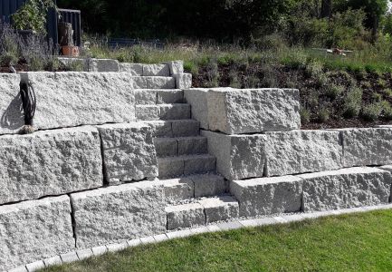 Natursteinblöcke mit Treppe in Garten
