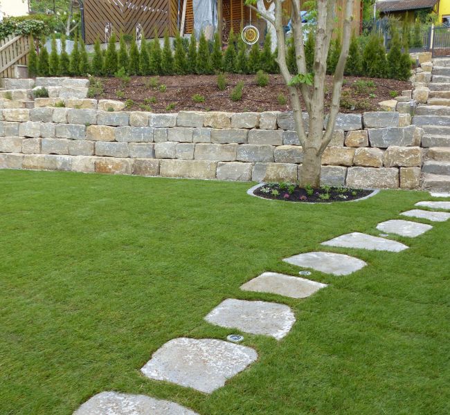 Hangbefestigung aus Gartenmauern