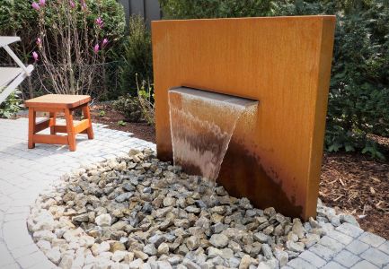 Moderner Wasserfall im Rost-Look