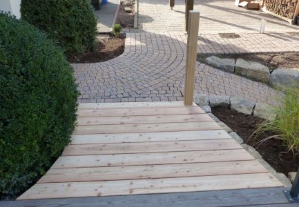 Holzrampe in gestalteten Gartenhof
