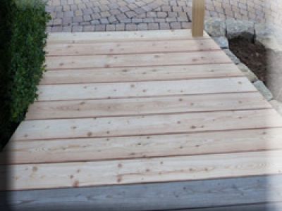 Gartenterasse aus Holz mit Gartenmöbeln