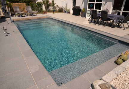 Pool mit kleinem Wasserfall