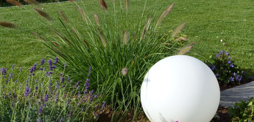Unbeleuchtetes Leuchtelement bei Sonnenschein im Garten