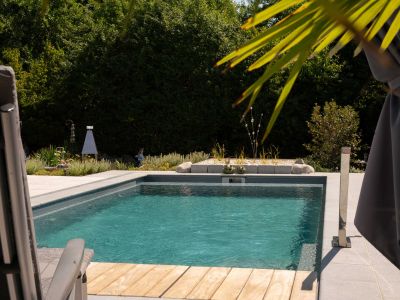 Schwimmerin genießt den Sommer im Naturpool