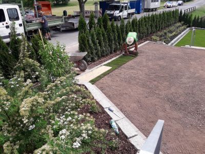 Mitarbeiter verlegt Rollrasen