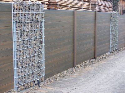 Sichtschutz aus Holz mit Steinelementen
