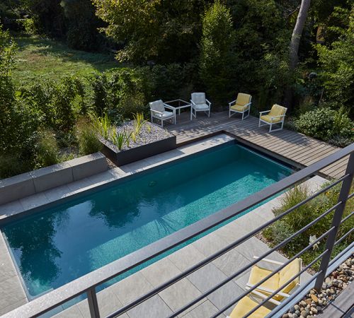 Gartenmauer aus Pflastersteinen und Metall als Sichtschutz