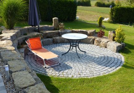 Gepflasterter kreisförmiger Aufenthaltsbereich im Garten