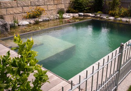 Pool mit kleinem Wasserfall