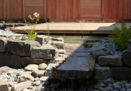 Gartenteich mit überhängender Terasse und Wasserverlauf