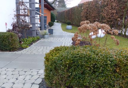 Gepflasterter Weg an Gartenrand