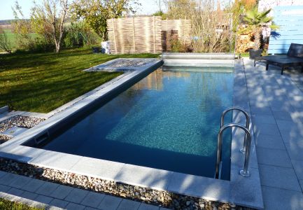 Pool mit kleinem Wasserfall
