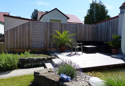 Holzterasse in gepflegtem Garten