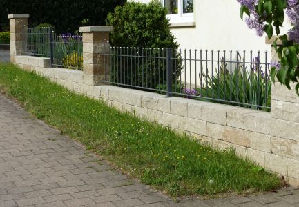 Grünstreifen an Natursteinmauer
