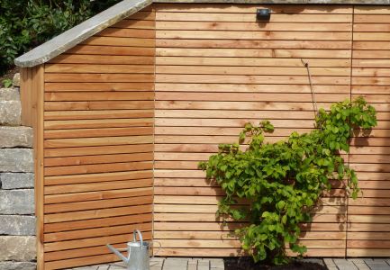 Holzwand im Außenbereich mit Bepflanzung