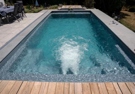 Pool mit kleinem Wasserfall
