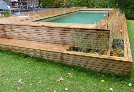 Pool mit kleinem Wasserfall