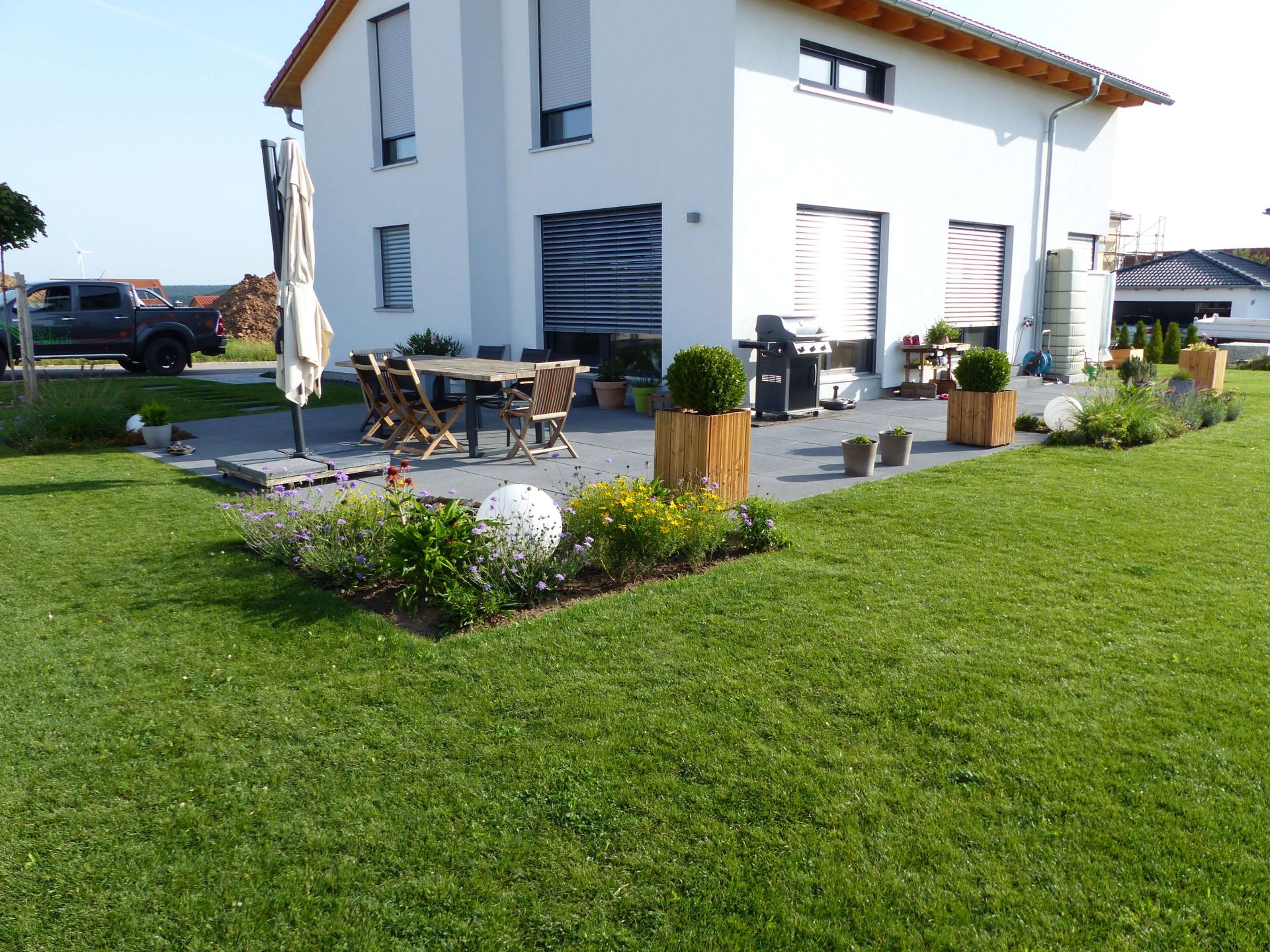 Modern gestaltete Gartenanlage und Terasse