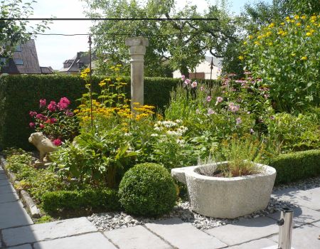 Blumenbeet neben Pflastersteinweg