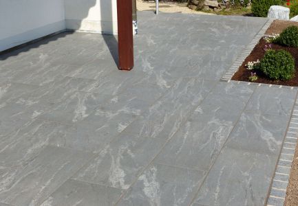 Überdachter Hinterhof aus Pflatersteinen