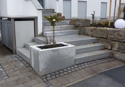 Steinerne Eingangstreppe zu Wohnhaus