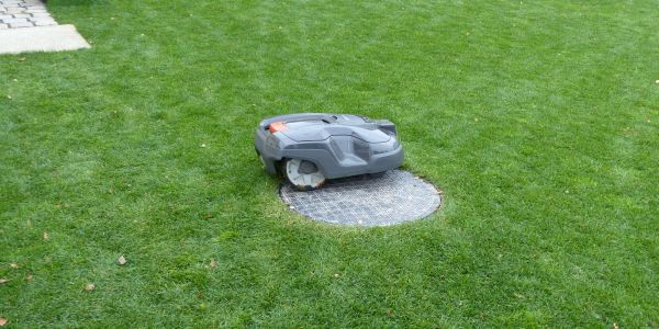 Intelligenter Mähroboter bei der Arbeit