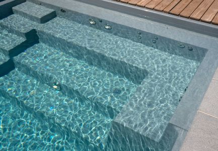 Pool mit kleinem Wasserfall