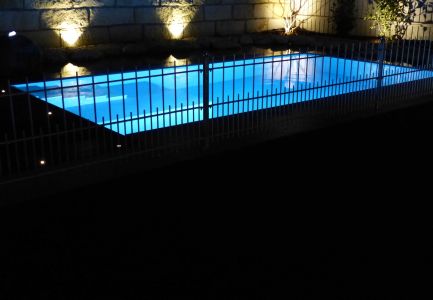 Pool mit kleinem Wasserfall
