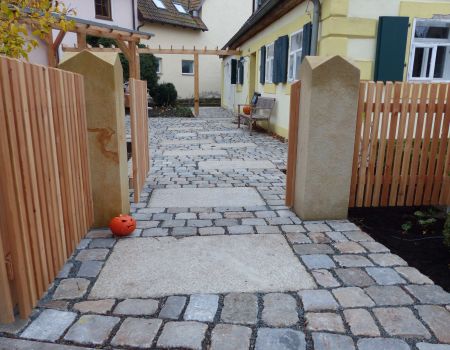 Gepflasterter Weg