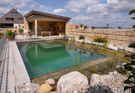 Naturpool mit Wasserfall