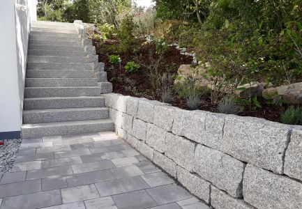 Steintreppe im Außenbereich