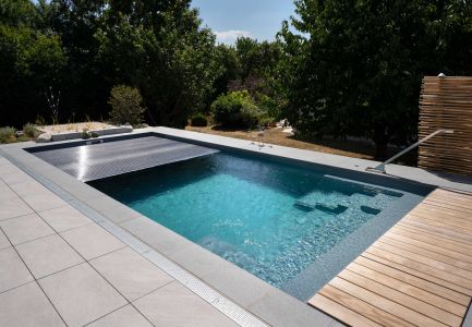Pool mit kleinem Wasserfall