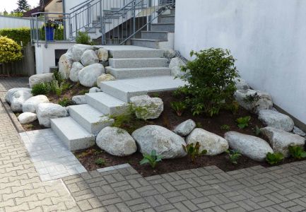 Steinerne Treppe im Gartenbereich