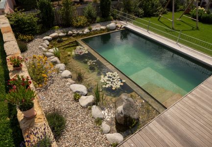 Pool mit kleinem Wasserfall