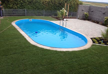 Rollrasen um Gartenpool