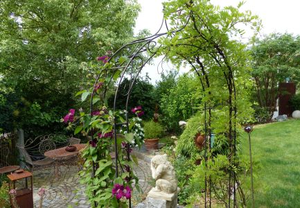 Bewachsener Torbogen in Garten