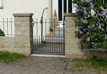 Stählernes Zauntor