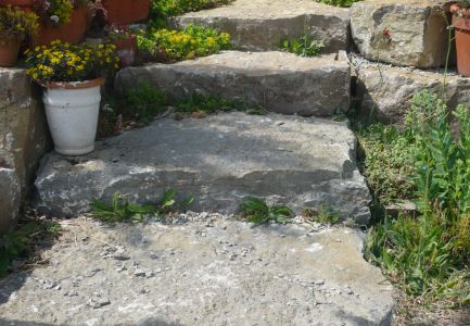 Treppe aus natürlichen Steinplatten