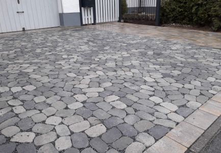 Gepflastere Hofeinfahrt
