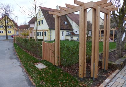 Holzgerüst vor Garten