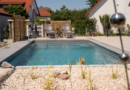 Naturpool mit Wasserfall